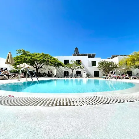 Апартаменти Family Apartment,wifi,pool,near The Beach Puerto Del Carmen Пуерто-дель-Кармен